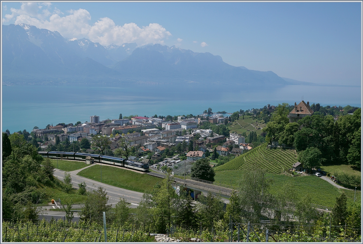Die MOB Ge 4/4 8004 zieht ihren Regionalzug von Montreux nach Zweisimmen bei Châtelrad VD über die Autobahnbrücke. 

18. Mai 2020