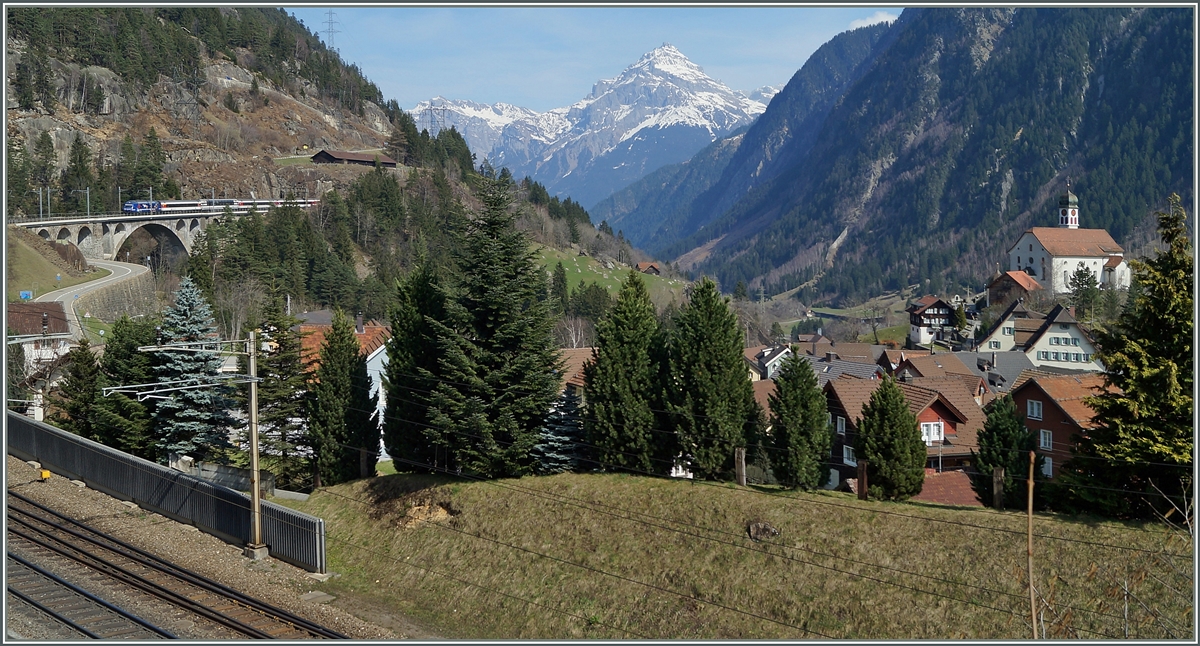 Die  RailAway  Re 460 erreicht mit einem IR Wassen (Gotthard Nordrampe).
21. März 2014