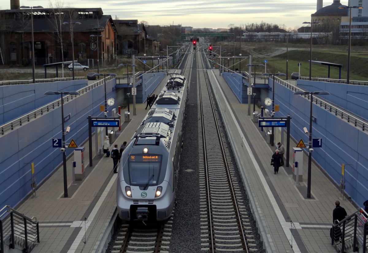 Die S2 nach Delitzsch macht in der Station Leipzig-MDR kurz Stop.
Aufgenommen im Dezember 2013.