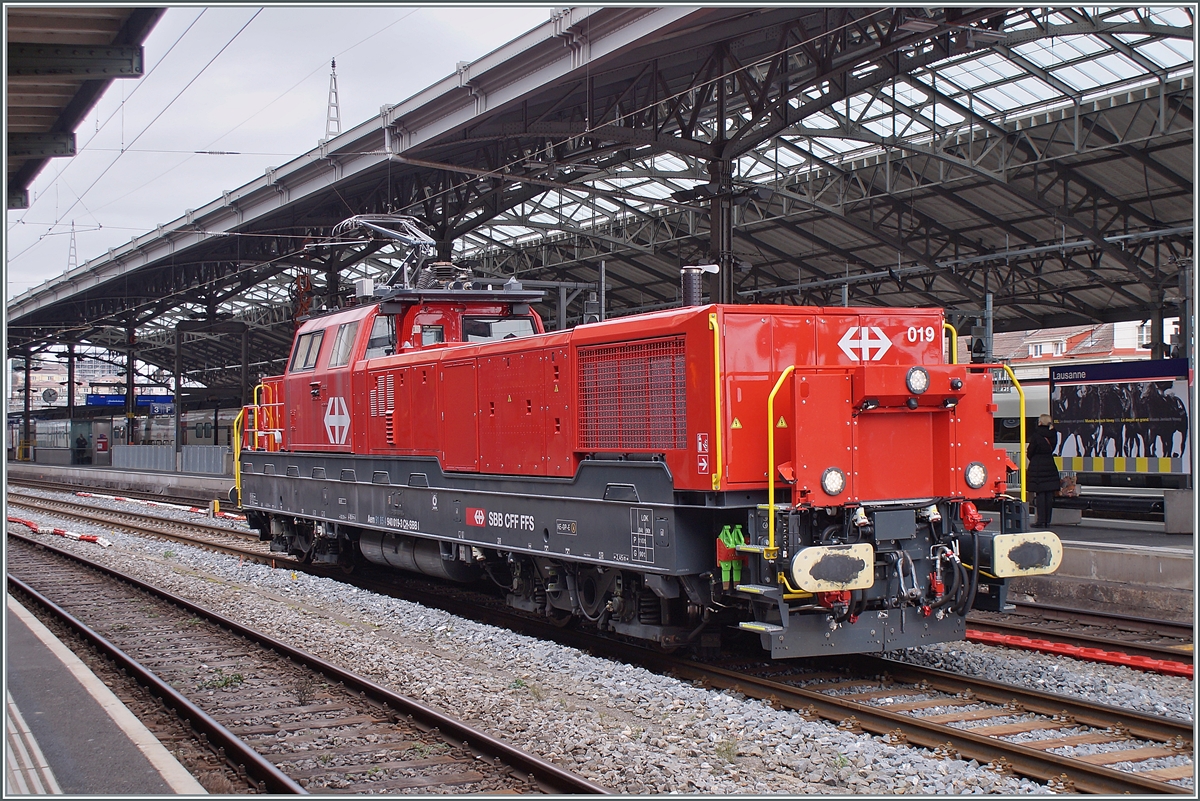 Die SBB Aem 940 019 (Aem 91 85 4 940 019-3 CH-SBBI) ist auf einer Überführungsfahrt und muss in Lausanne auf Gleis 2 einen kurzen Halt bis zur Weiterfahrt einlegen. 

20. Januar 2022