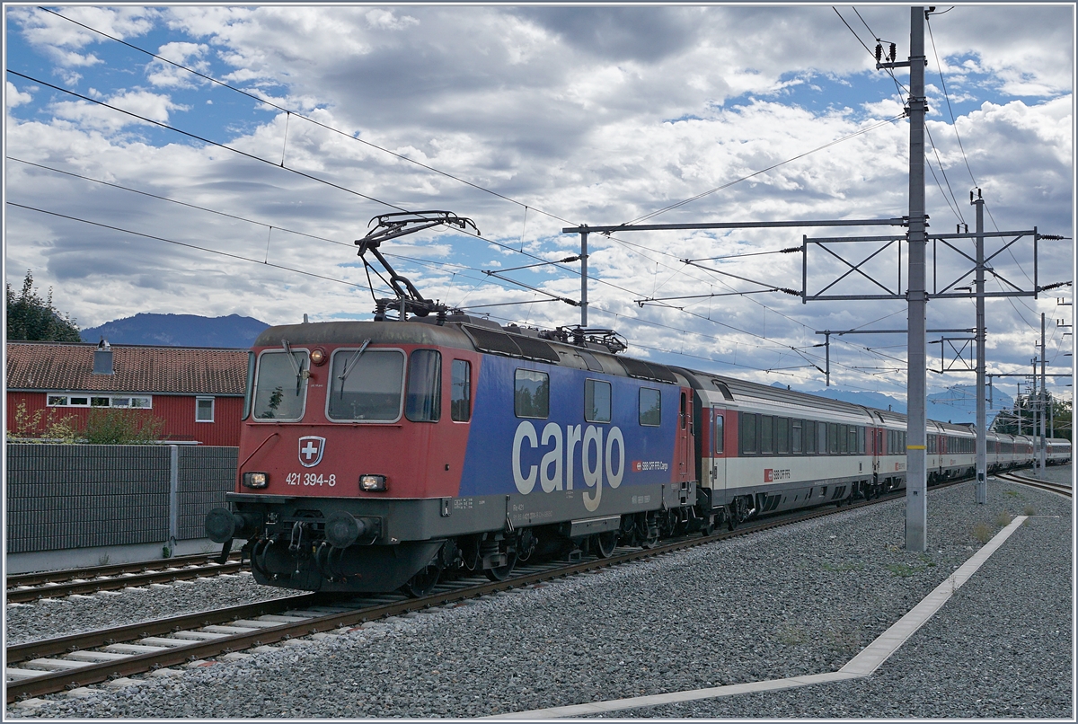 Die SBB Cargo Re 421 394-8 mit ihrem EC nach München auf der Fahrt nach Lindau. Der Zug nd konnte im österreichischen Lustenau fotografiert werden.
23. Sept. 2018