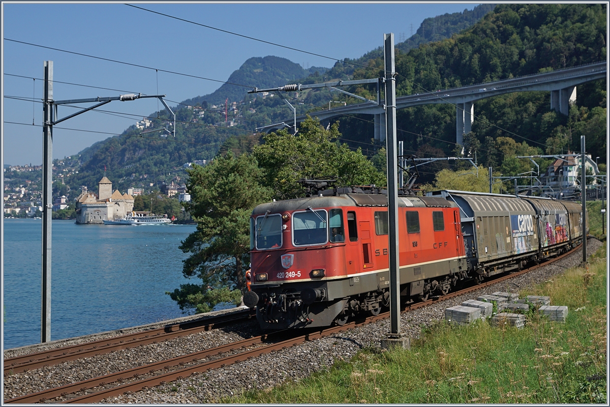 Die SBB Re 420 249-5 mit einem Güterzug vor der Kulisse des Schloss von Chillon und einem Dampfschiff.
21. August 2018