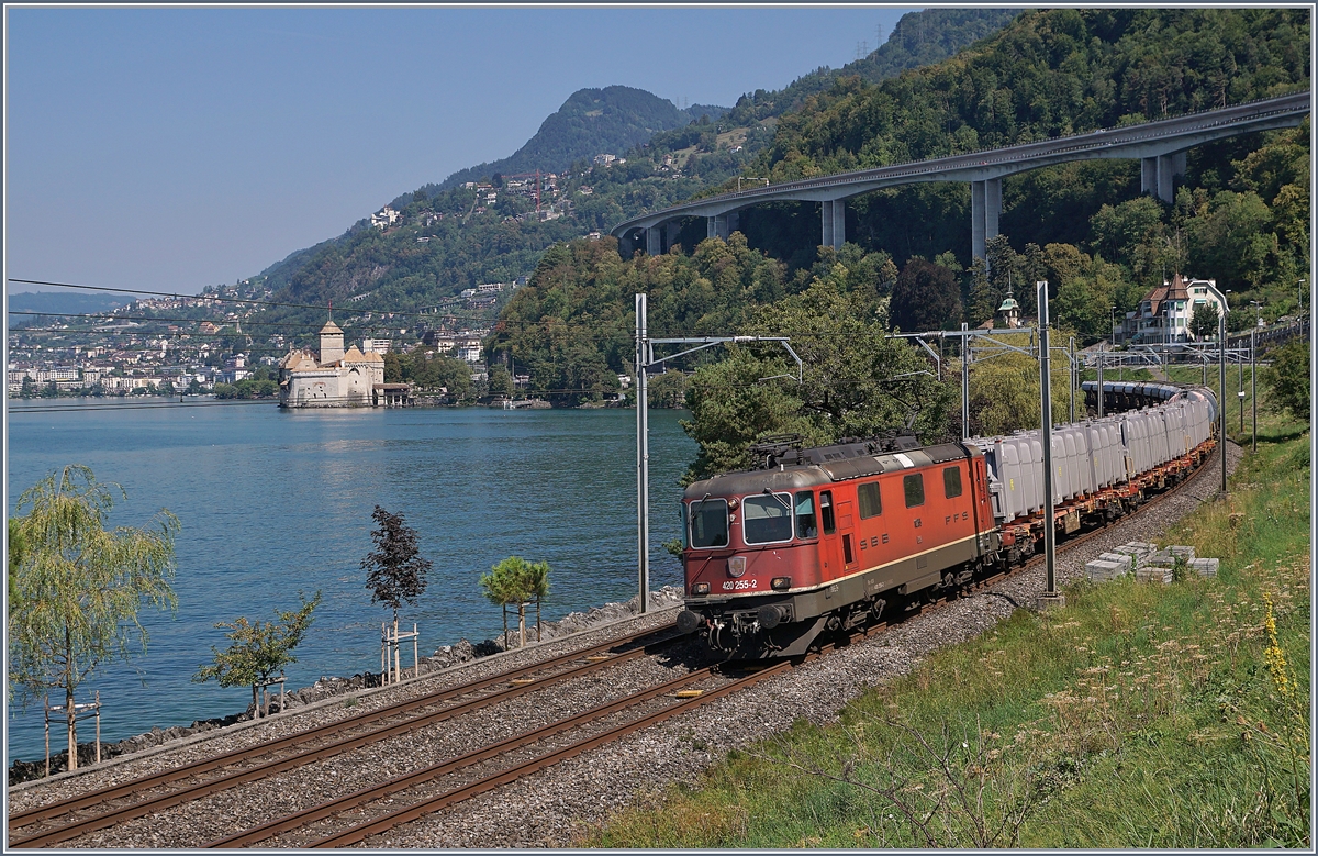 Die SBB Re 420 255-2 mit einem Güterzug beim Château de Chillon.
21. Aug. 2018