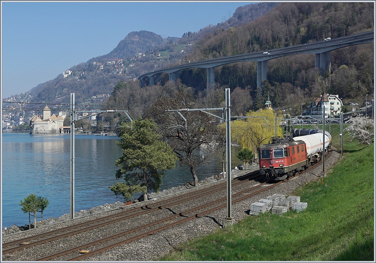 Die SBB Re 420 277-6 mit einem Güterzug Richtung Wallis beim Schloss Chillon.

29. März 2019