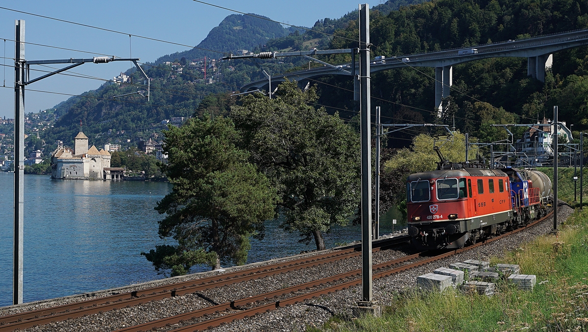 Die SBB Re 420 278-4  Cham  und eine Am 843 mit einem kurzen Güterzug bei Villeneuve.
21. Aug. 2018