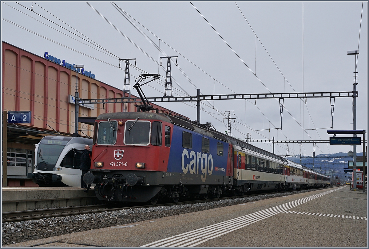 Die SBB Re 421 371-6 wartet in St. Margrethen mit ihrem EC von München nach Zürich auf die Abfahrt.


14. März 2019