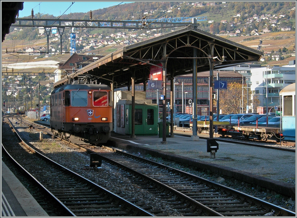 Die SBB Re 4/4 II 11320 im  Interregio-Cargo -Farbkleid in Vevey.
12. Nov. 2013