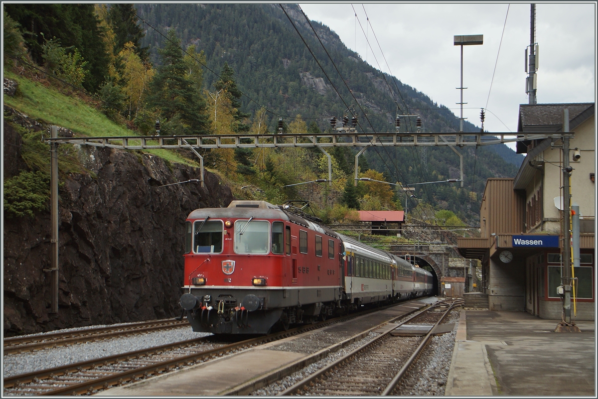 Die SBB Re 4/4 II 11112 mit einem IR bei der Durchfahrt in Wassen.
10.10.2014