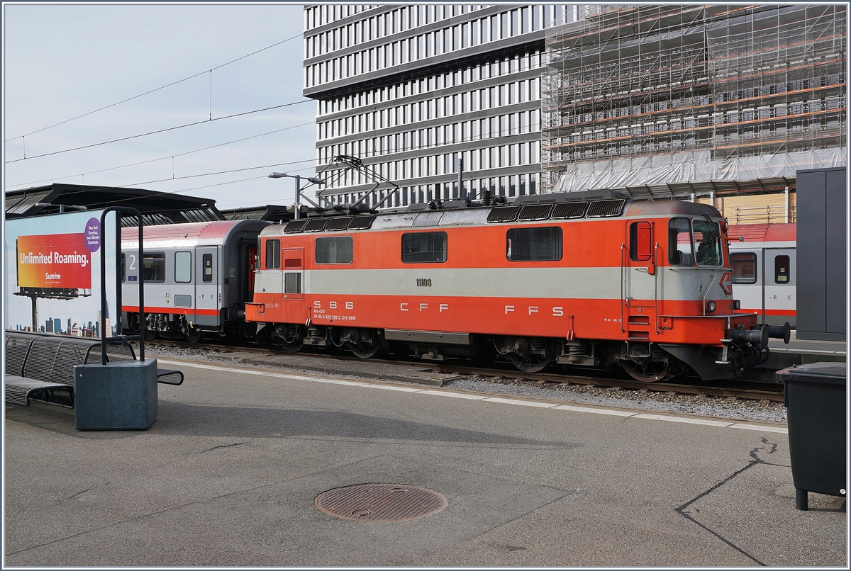 Die SBB Re 4/4 II 11108 (Swiss Express) mit einem EC nach Österreich in Zürich HB. 

24. Juni 2018