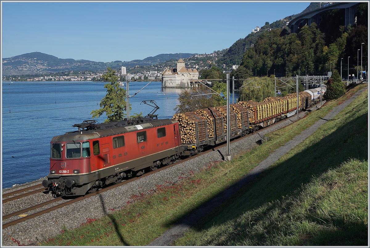 Die SBB Re 4/4 II 11298 mit einem Güterzug kurz vor Villeneuve.

11. Okt. 2019