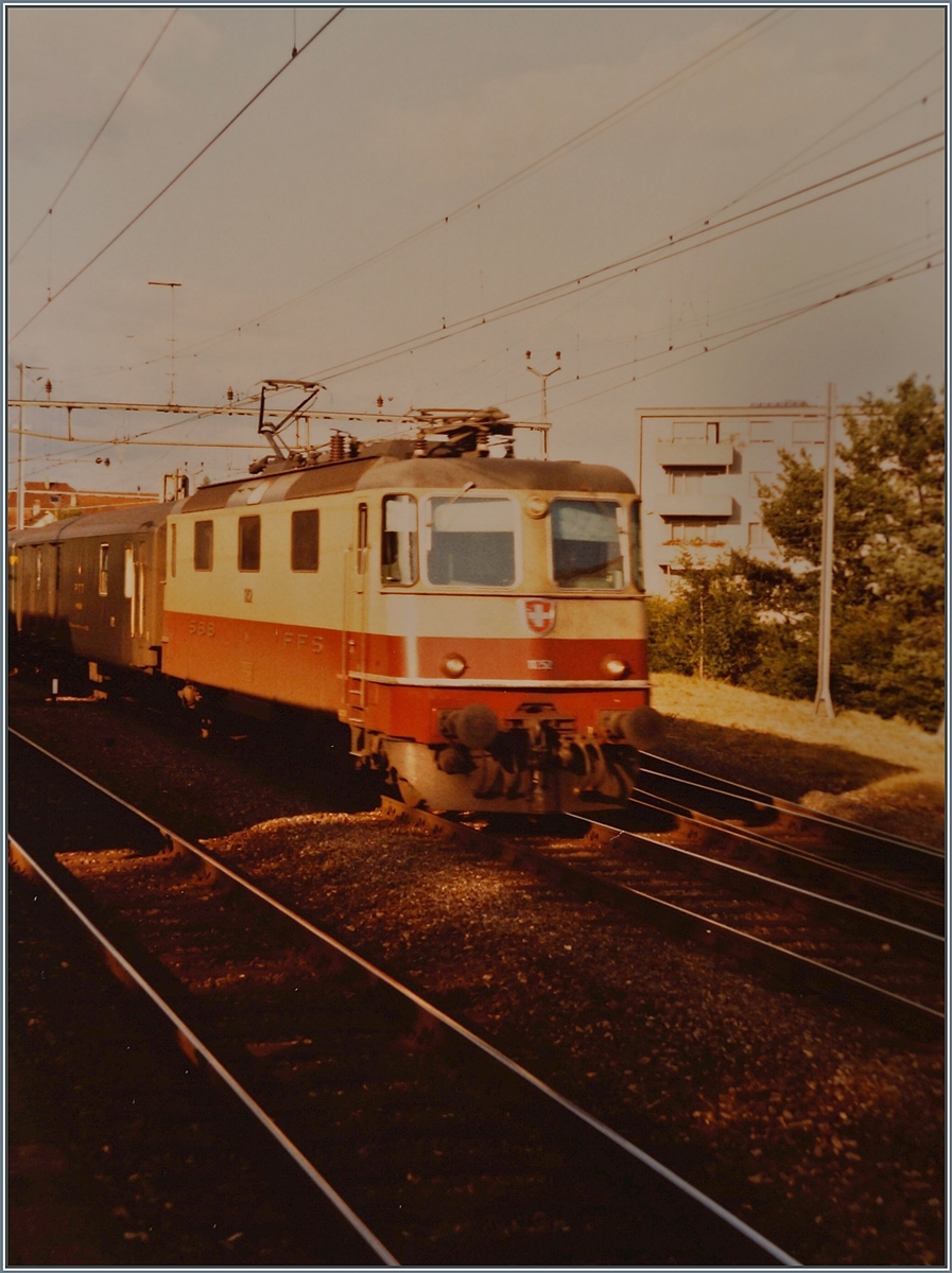 Die SBB Re 4/4 II 11252 mit ihrem Schnellzug 538 Romanshorn - Genève bei der Durchfahrt in Lengnau. 

Analog Bild vom 16. Juli 1984