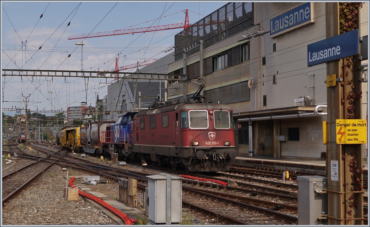 Die SBB Re 4/4 II 11265 (Re 420 265-1) erreicht mit einem Güterzug in Richtung Wallis den Bahnhof von Lausanne.

21. Juli 2020
