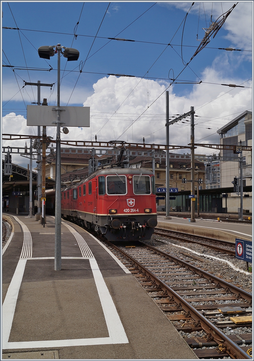 Die SBB Re 4/4 II 11264 (Re 420 420264-4) und eine weitere mit dme Spaghetti-Zug in Lausanne. 

18. Juni 2020
