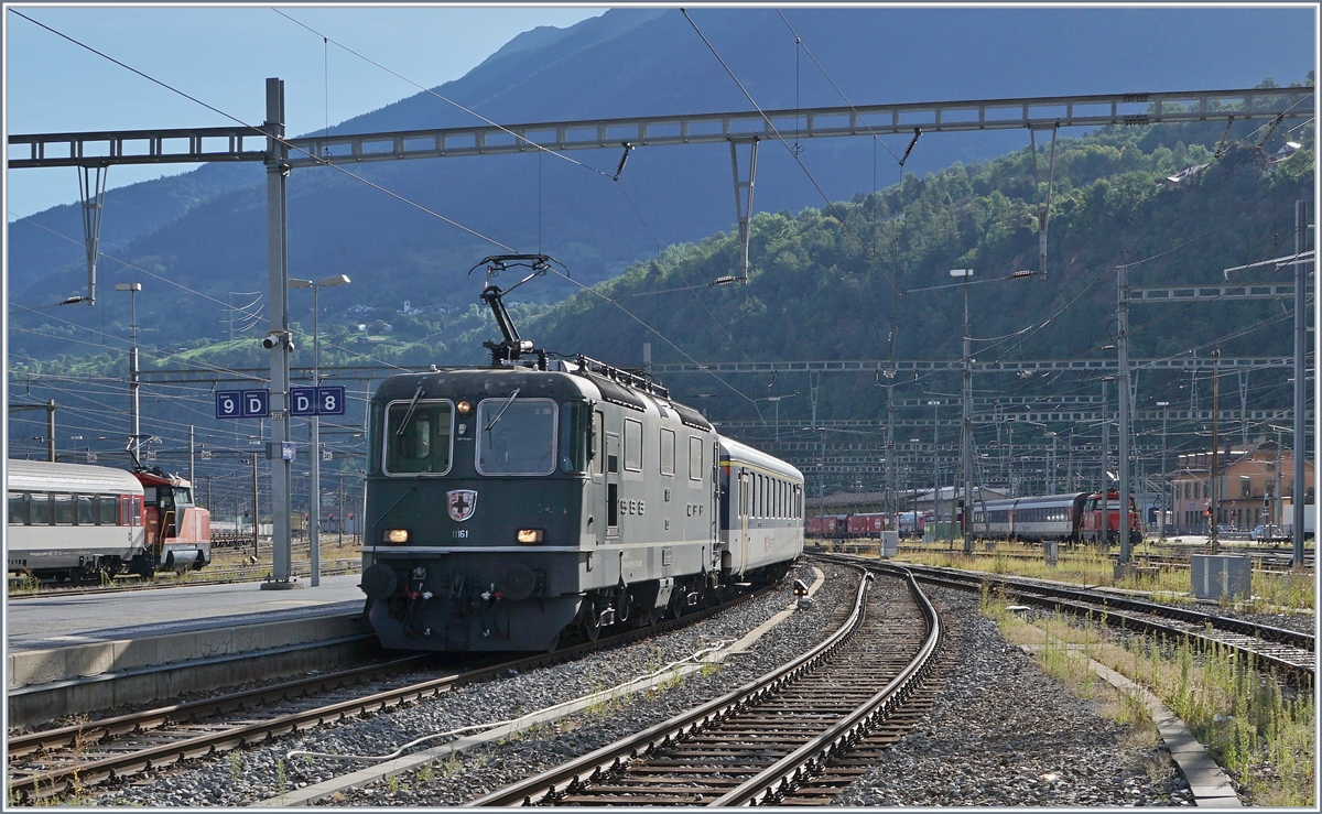 Die SBB Re 4/4 II 11161 erreicht mit ihrem IR von Iselle den Bahnhof von Brig. 
(Baubedingte Simplonsperre Spätsommer 2020)

19. Aug. 2020