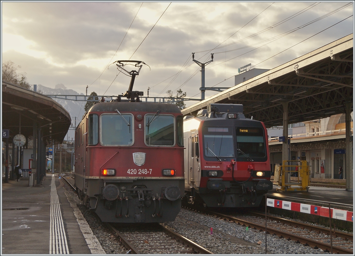 Die SBB Re 4/4 II 11248 (Re420 248-7) und ein RBDe 560  Domino  in Vevey. 

19. Feb. 2021