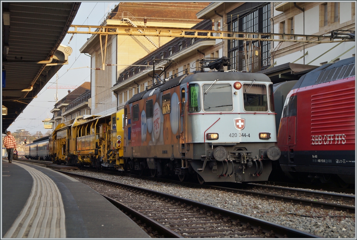 Die SBB Re 4/4 II 11344 (Re 420 344-4) wartet im einer Gleisbaumaschine in Lausanne auf die Weiterfahrt. 

17. April 2021