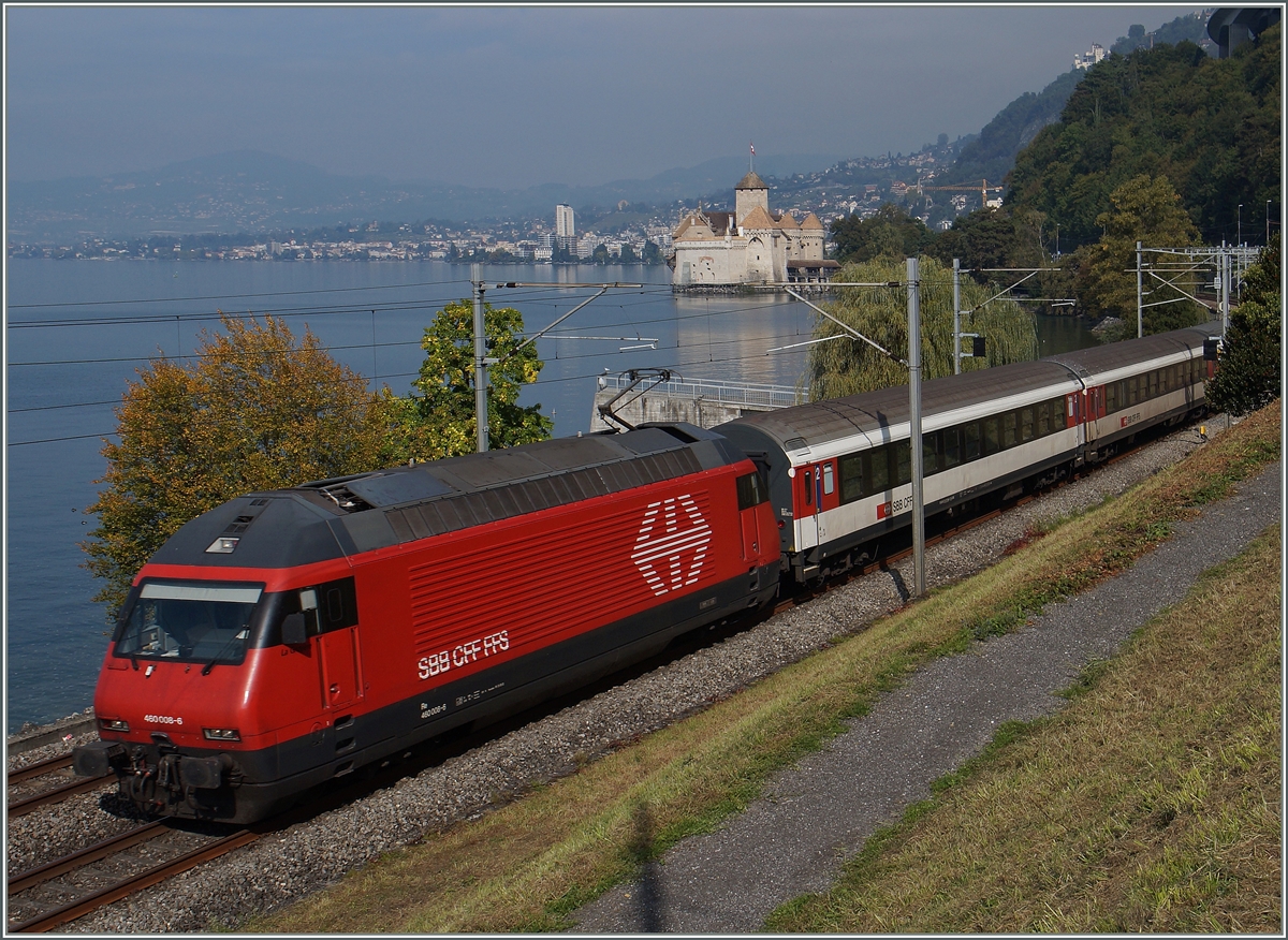 Die SBB Re 460 008-6 mit eiem IR beim Château de Chillon. 

2. Okt. 2015
