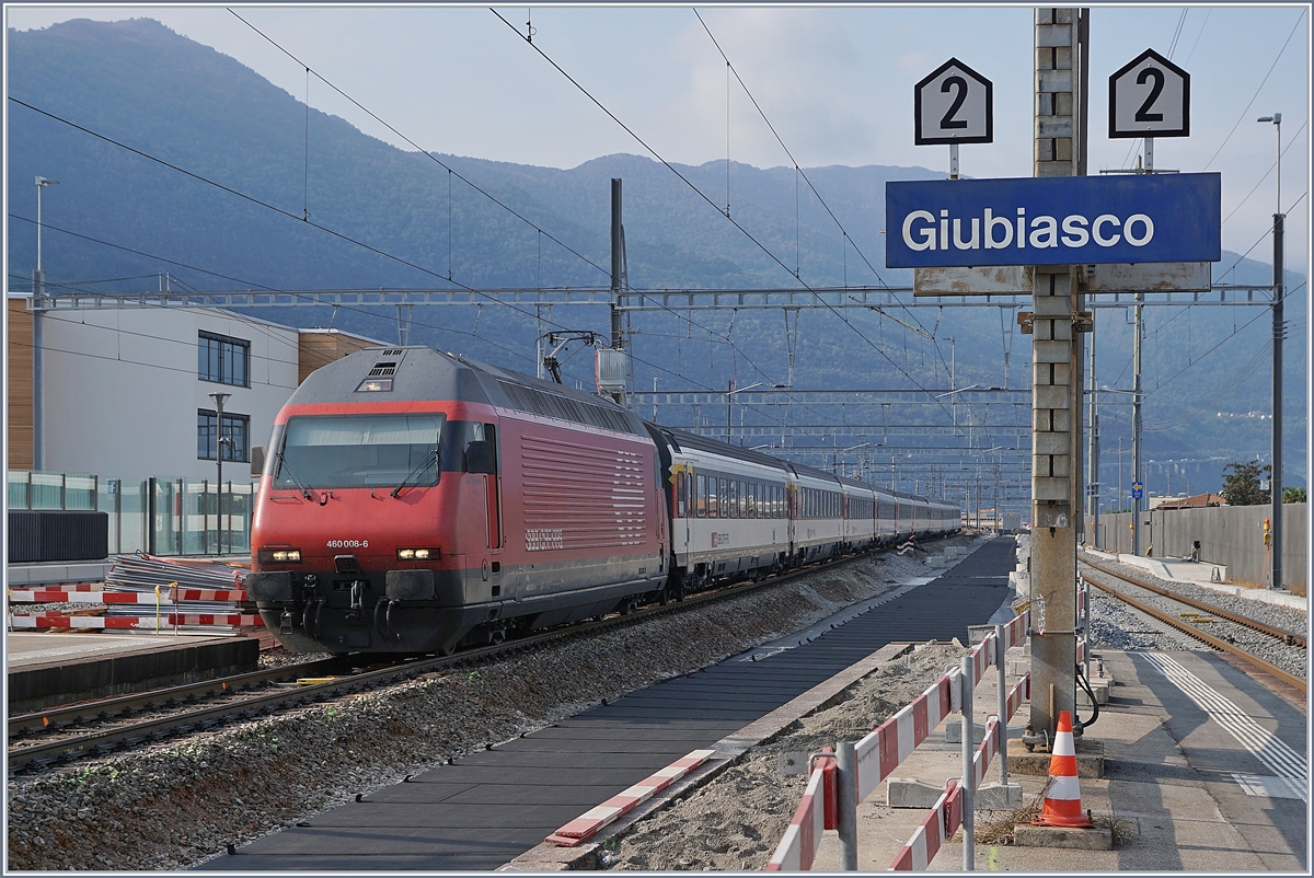 Die SBB Re 460 008-6 ist mir ihrem IC in Giubiasco aufdme Weg nach Norden und erreiht in Kürze den nächsten Halt Bellinzona.

30. Sept. 2018