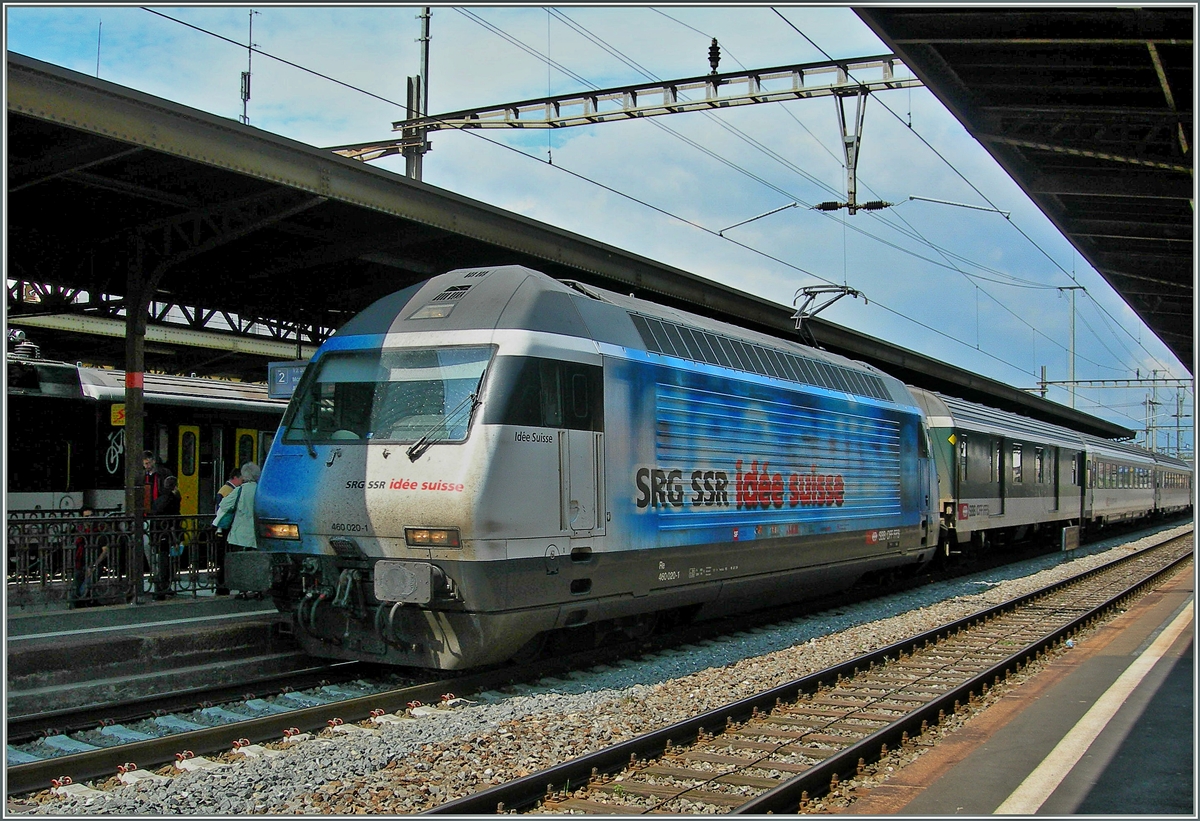 Die SBB Re 460 020-1  idée suiss  in Renens VD.
26. April 2006