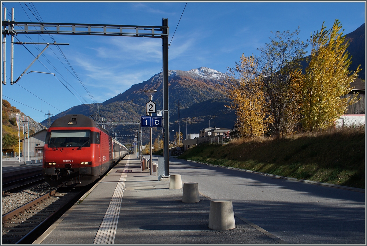 Die SBB Re 460 079-7 trifft mit einem IR von Brig nach Genève Aéroport in Leuk ein. 

26. Okt. 2015