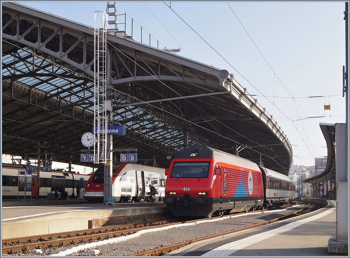 Die SBB Re 460  100 Jahre Zirkus KNIE  wartet mit ihrem IR90 in Lausanne auf die Abfahrt.

6. Dez. 2019