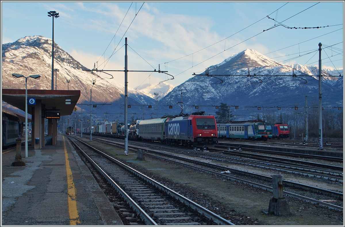 Die SBB Re 484 010 mit einer RoLa im noch schattigen Bahnhof von Domodossola. 

27. Jan. 2015