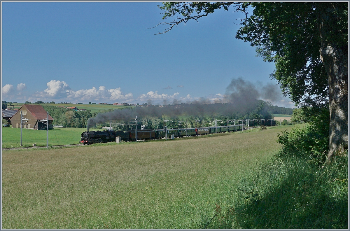 Die in der Schweiz in Vallorbe beheimatete SNCF 141 R 568 unternahm am 2. Juni 2018 eine Rundfahrt von Vallorbe über Lausanne, Payerne, Bern und Romont; ich konnte die Lok mit dem Extrazug hier in Chénens fotografieren.
2. Juni 2018