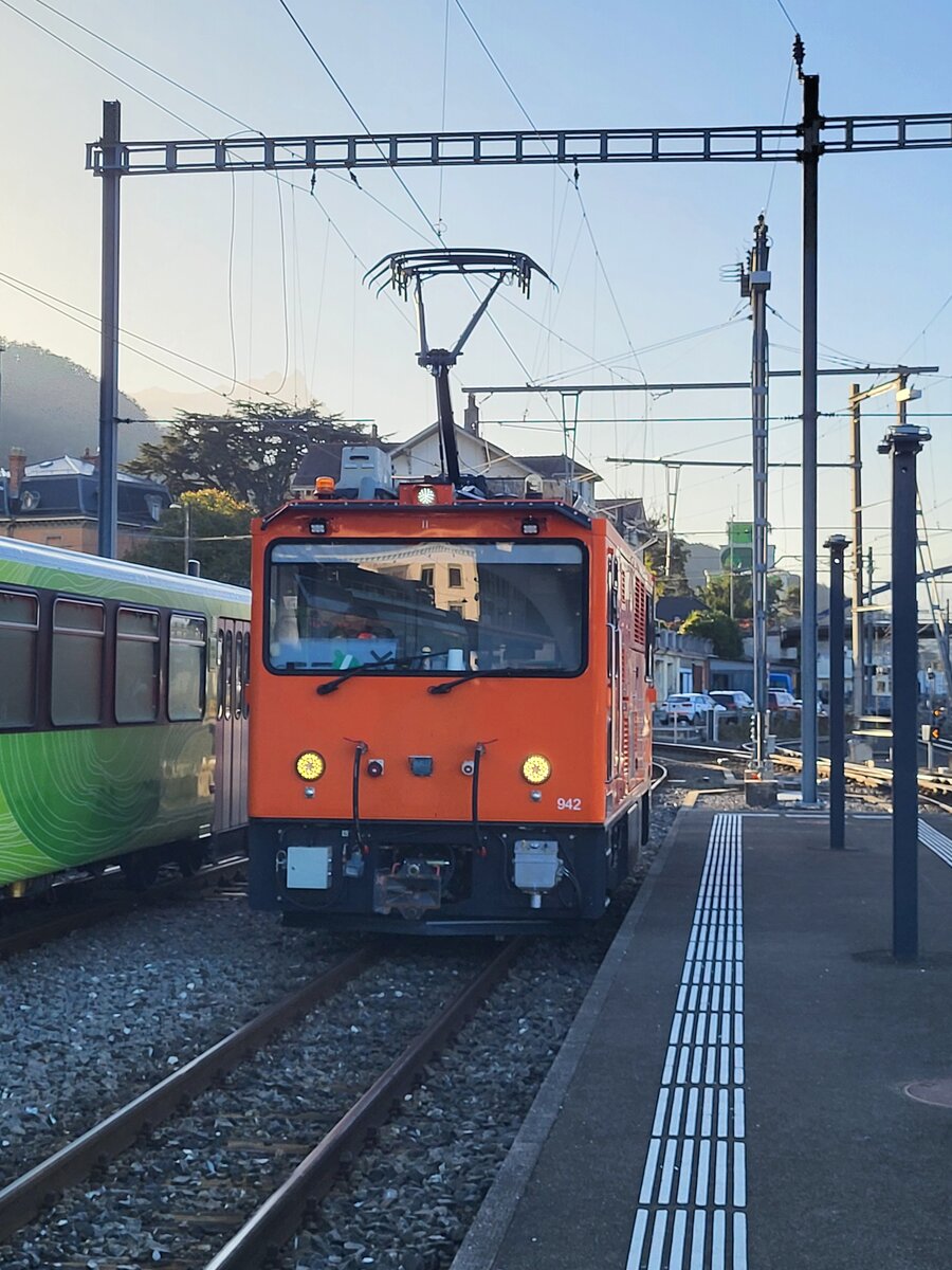 Die TPC HGem 2/2 942 wartet in Aigle auf die Abfahrt . Die Fahrt wird die kleine Lok auf die Strecke der A-L führen.
30. Okt. 2024