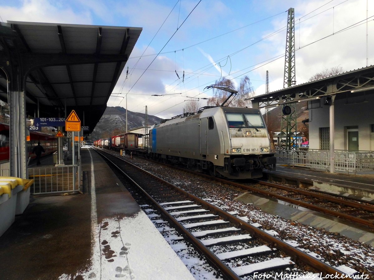 E186 187 von Railpool mit einem G�terzug bei der durchfahrt in Bingen (Rhein) am 15.1.17