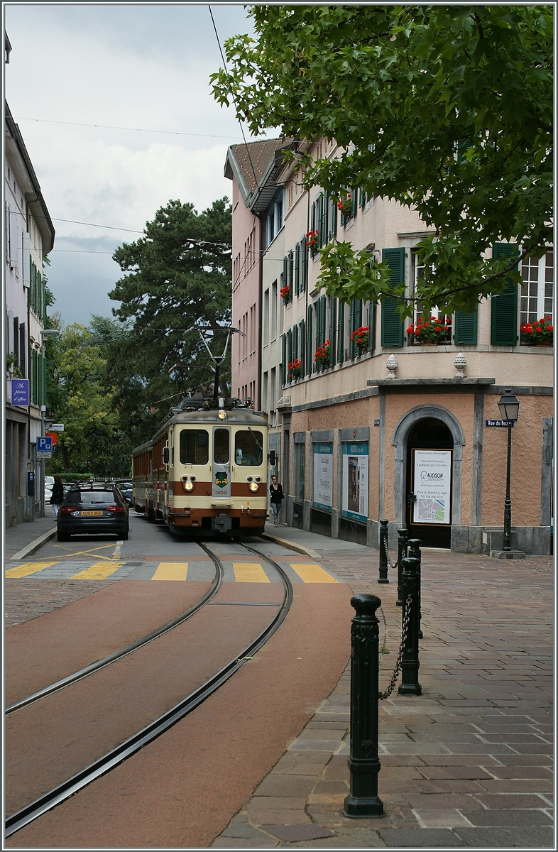 Ein A-L Regionalzug in den engen Strassen von Aigle.
27. Aug. 2013