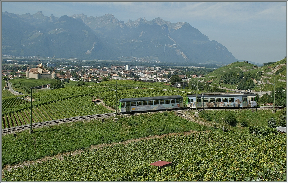 Ein ASD Regionalzug oberhalb von Aigle. 
22. Aug. 2013