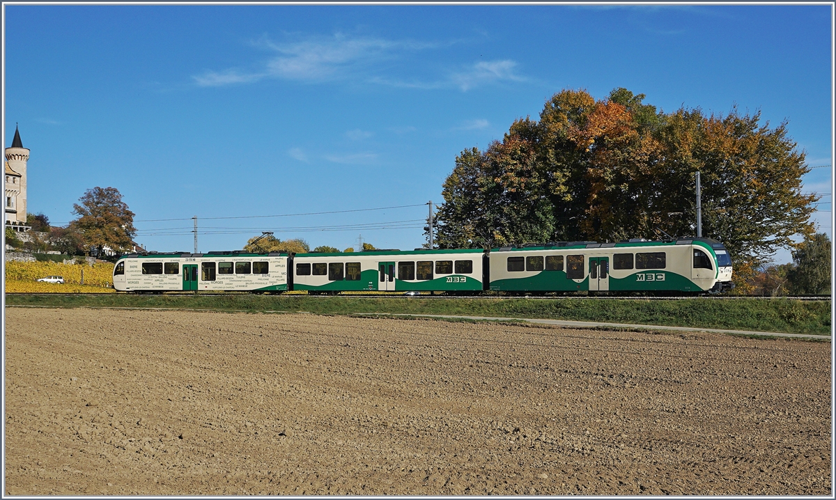 Ein Aus zwei SURF Be 4/4 und einem Mittelwagen gestehener BAM Regionalzug vor der Kulisse des Château de Vufflens.
17. Okt. 2017