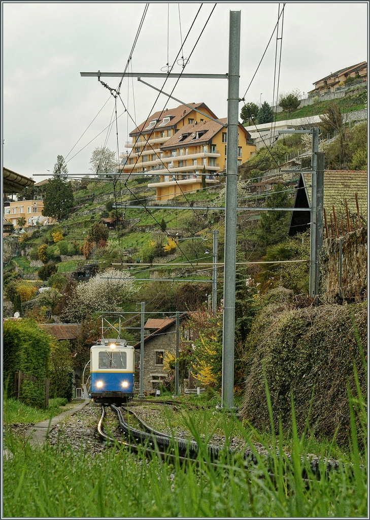 Ein Beh 2/4 auf Bergfahrt bei Montreux. 
05.April 2012