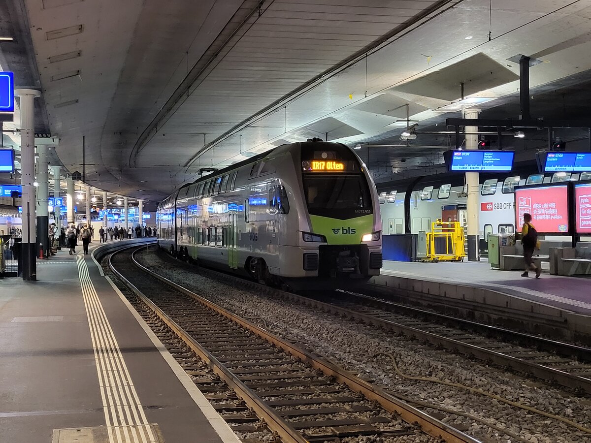 Ein BLS RABe 515  Mutz  alsIR 17 nach Olten wartet im Bahnhof von Bern auf die Abfahrt.
23.Juli 2024