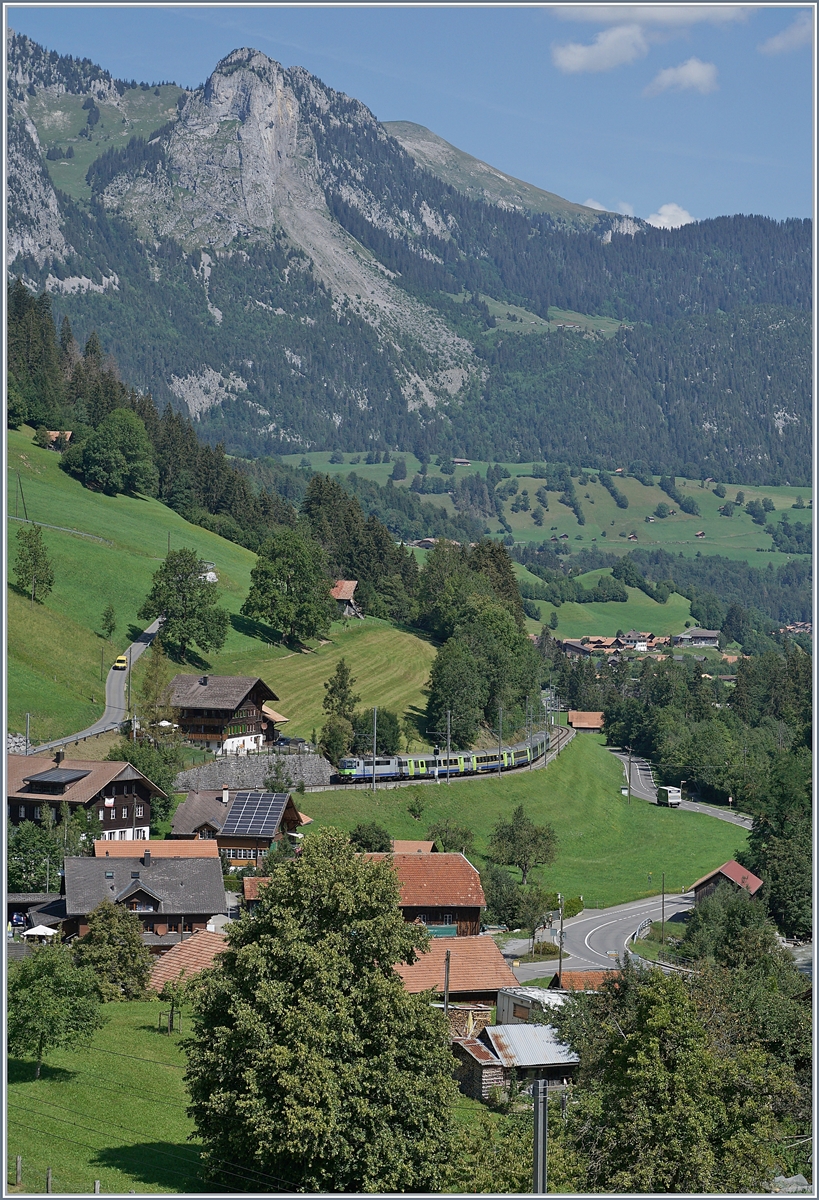 Ein BLS Re 4/4 II ist mit einem aus EW III formierten RE bei Garstatt unterwegs. 

11. Aug. 2020