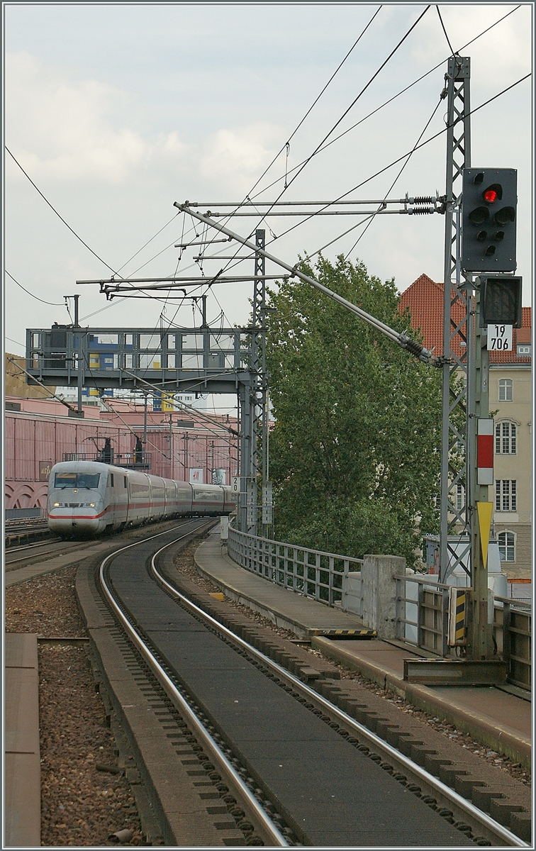 Ein DB ICE erreicht den Bahnhof Berlin Alexanderplatz. 

17. Sept. 2012