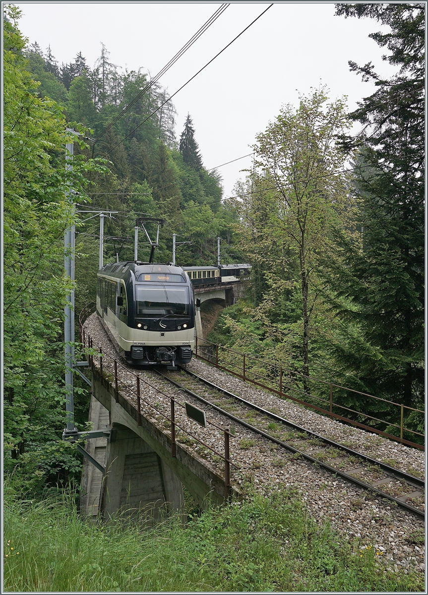 Ein GoldenPass MOB Belle Epoque Zug auf der Fahrt von Zweisimmen nach Montreux kurz vor Sendy Sollard.

16. Mai 2020