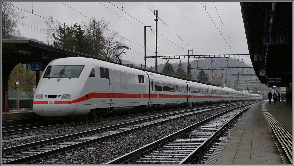 Ein ICE nach Deutschland beim Halt in Liestal. 
5. März 2016