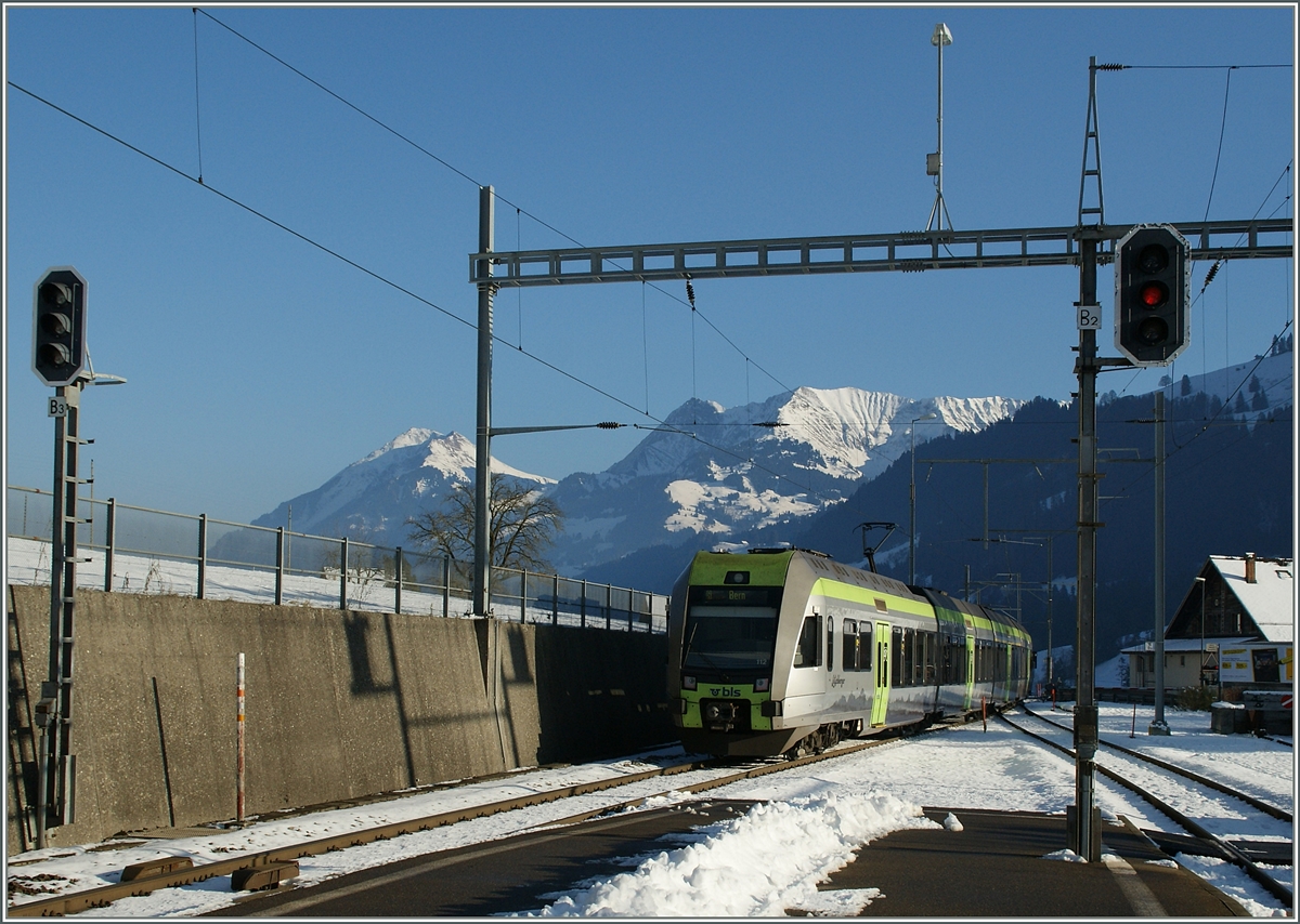 Ein Lötschberger nach Bern verlässt Därstetten.
5. Dez. 2013
