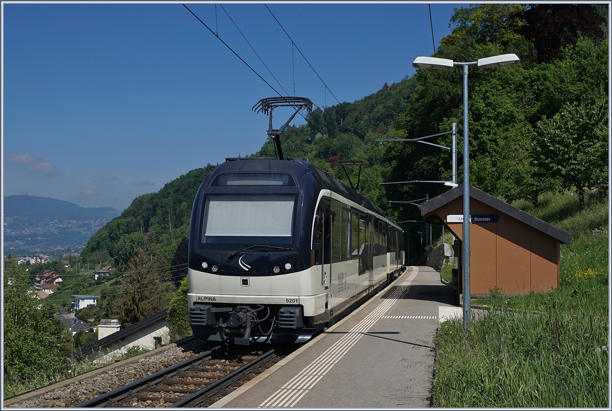 Ein MOB  Alpina  auf dem Weg Richtung Montreux bei Sonzier. 

7. Mai 2020