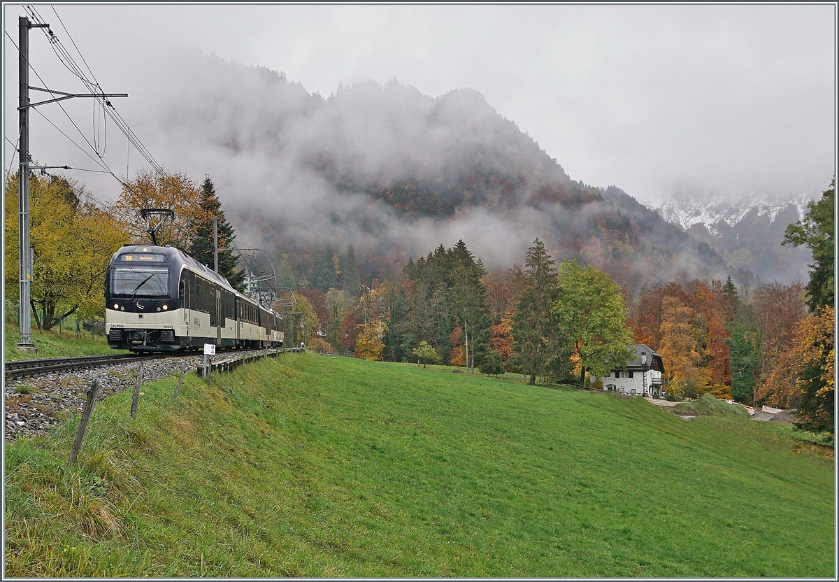 Ein MOB  Alpina  Zug hat Les Avants verlassen und fährt nun in Richtung Monterux. 

28. Okt. 2020