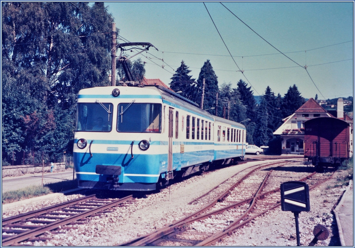 Ein MOB Be 4/4 Serie 5000 Pendelzug im Lokalverkehr in Fontanivent.

Analogbild vom August 1985