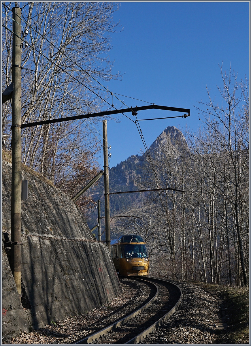 Ein MOB Panoramic Express hat Les Avants verlassen und erreicht nun das Waldstück unterhalb von Les Avant; ein kurzer Streckenabschnitt der noch mit den alten Holzmasten ausgerüstet ist.
28. Dez. 2016