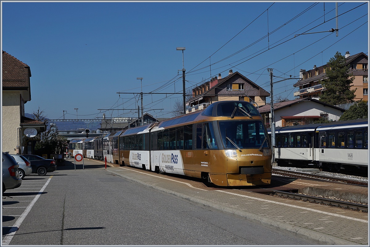Ein MOB Panoramic Zug verlässt Chernex Richtung Montreux.
27. März 2017 