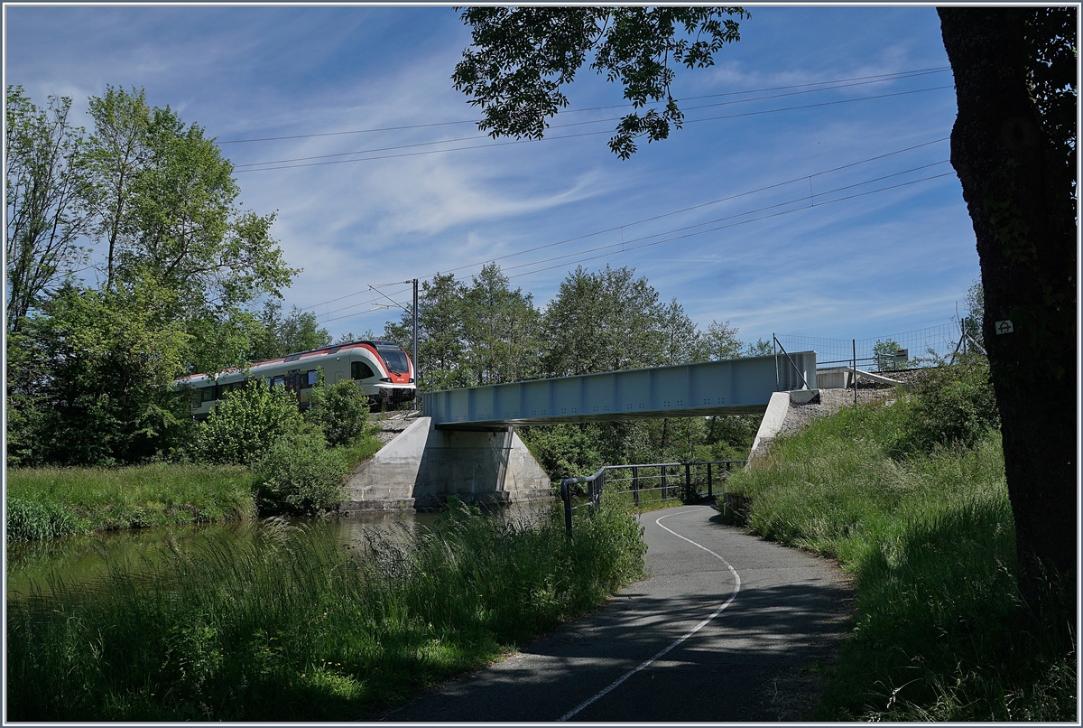 Ein RABe 522 als RE von Meroux nach Biel/Bienne unterwegs fährt gleich über den Rhone Rein Kanal bei Bourogne. 

1. Juni 2019