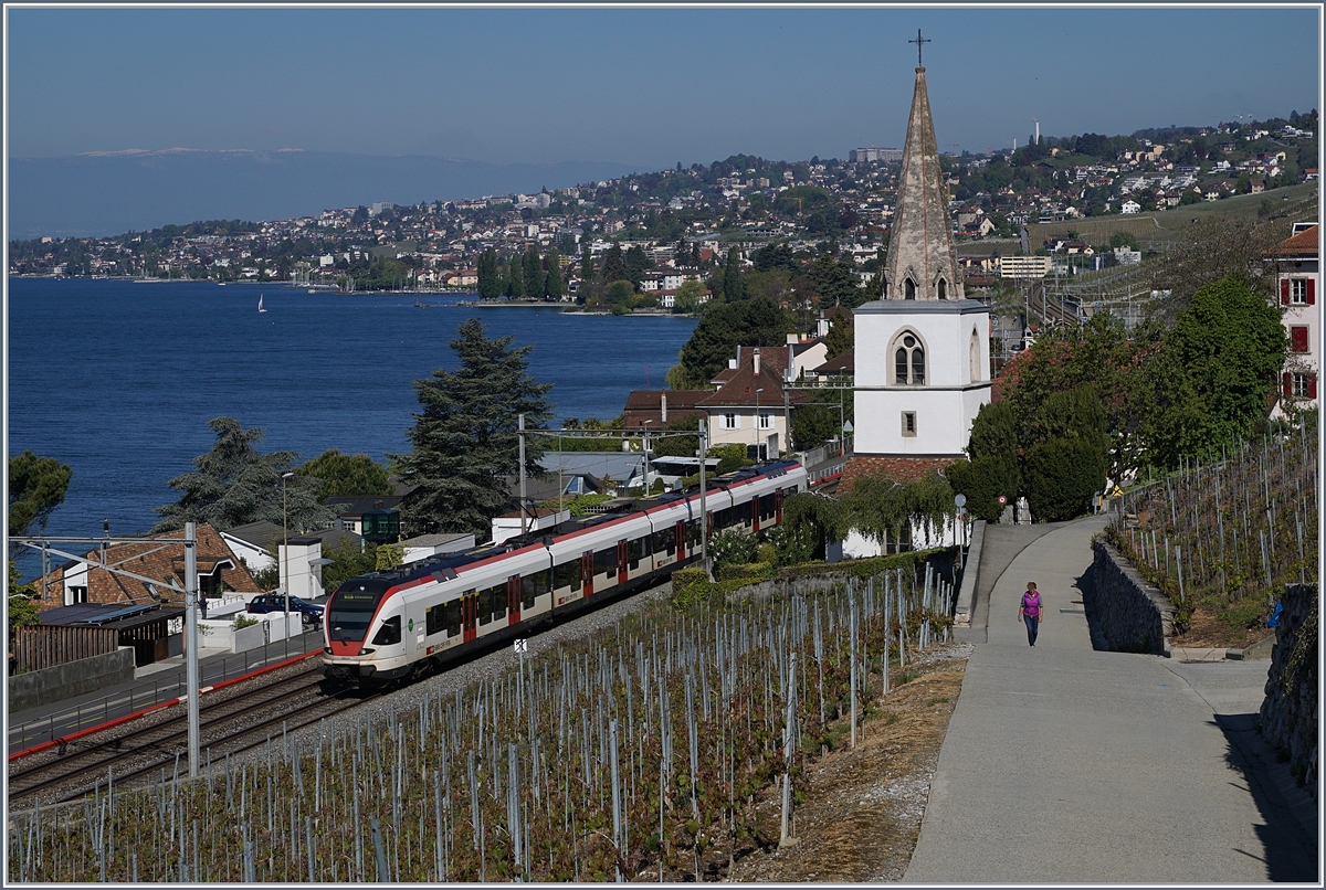 Ein SBB Flirt verlässt Villette VD Richtung Villeneuve.
29. April 2017 
