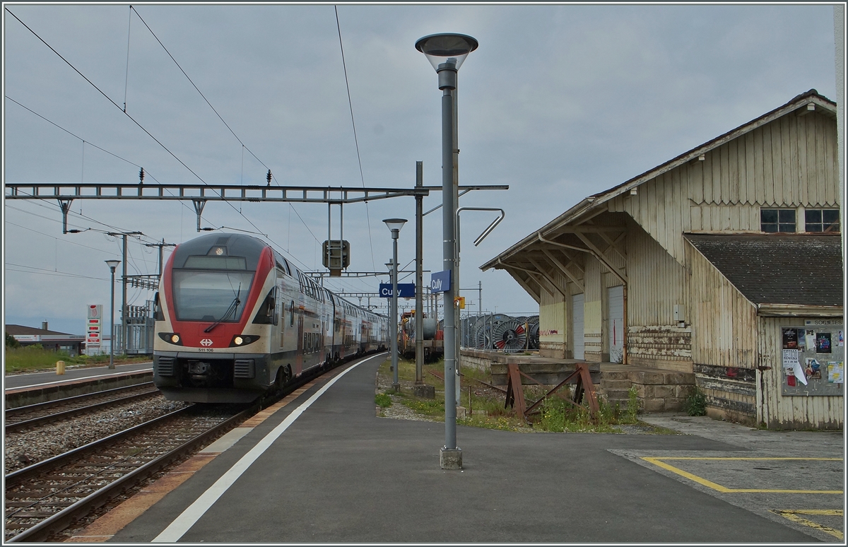 Ein SBB RABe 511 fährt als RE Genève - Vevey in Cully durch.
28. Mai 2014