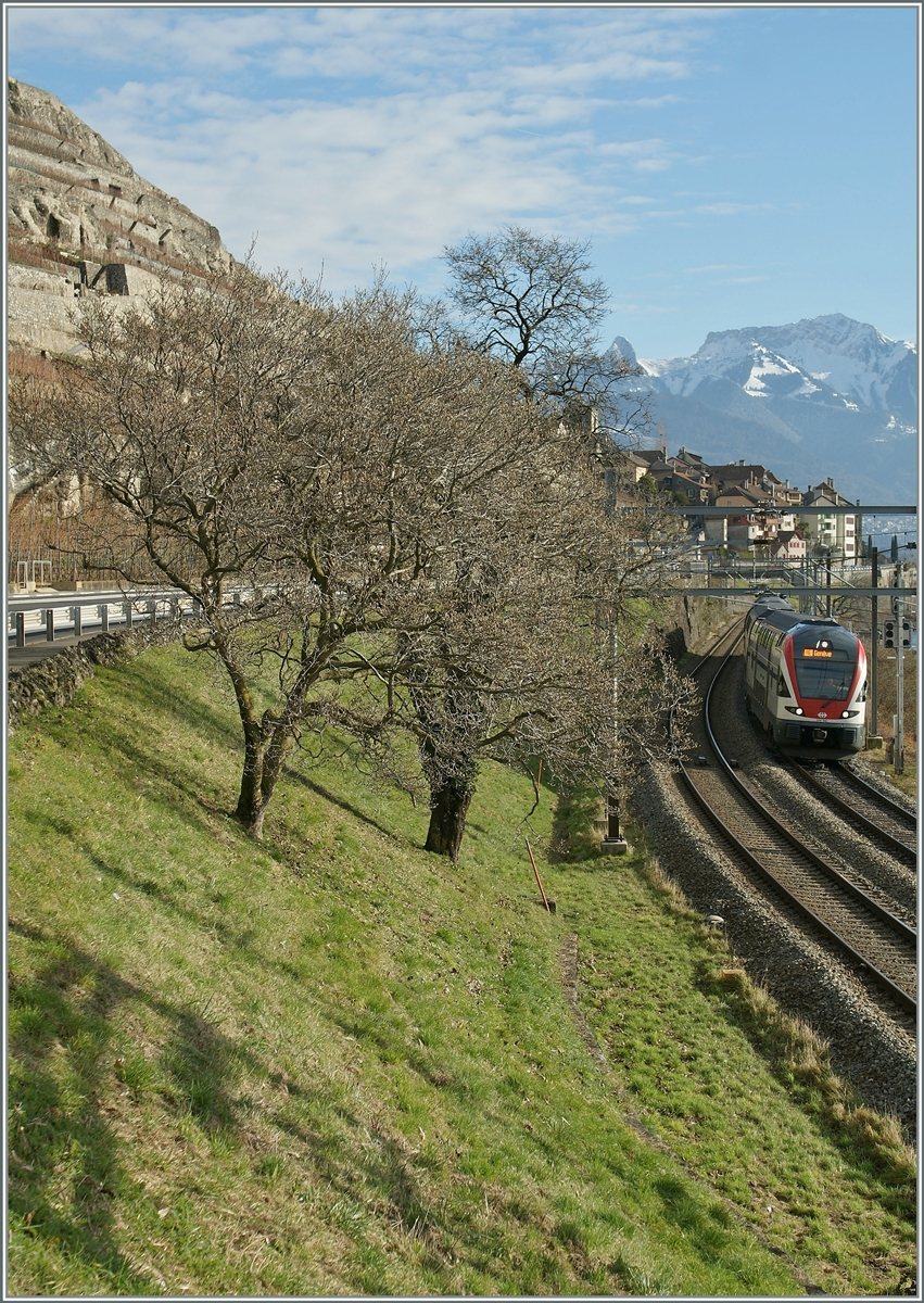 Ein SBB RABe 511 (KISS) auf dem Weg nach Lausanne am Ufer des Genfer See kurz vor Rivaz. 

3. Jan. 2013