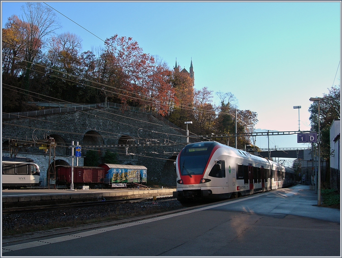 Ein SBB RABe 523 verlässt Vevey Richtung Villeneuve, abweichend von Geleis 1 statt 3. 

25 Nov. 2018