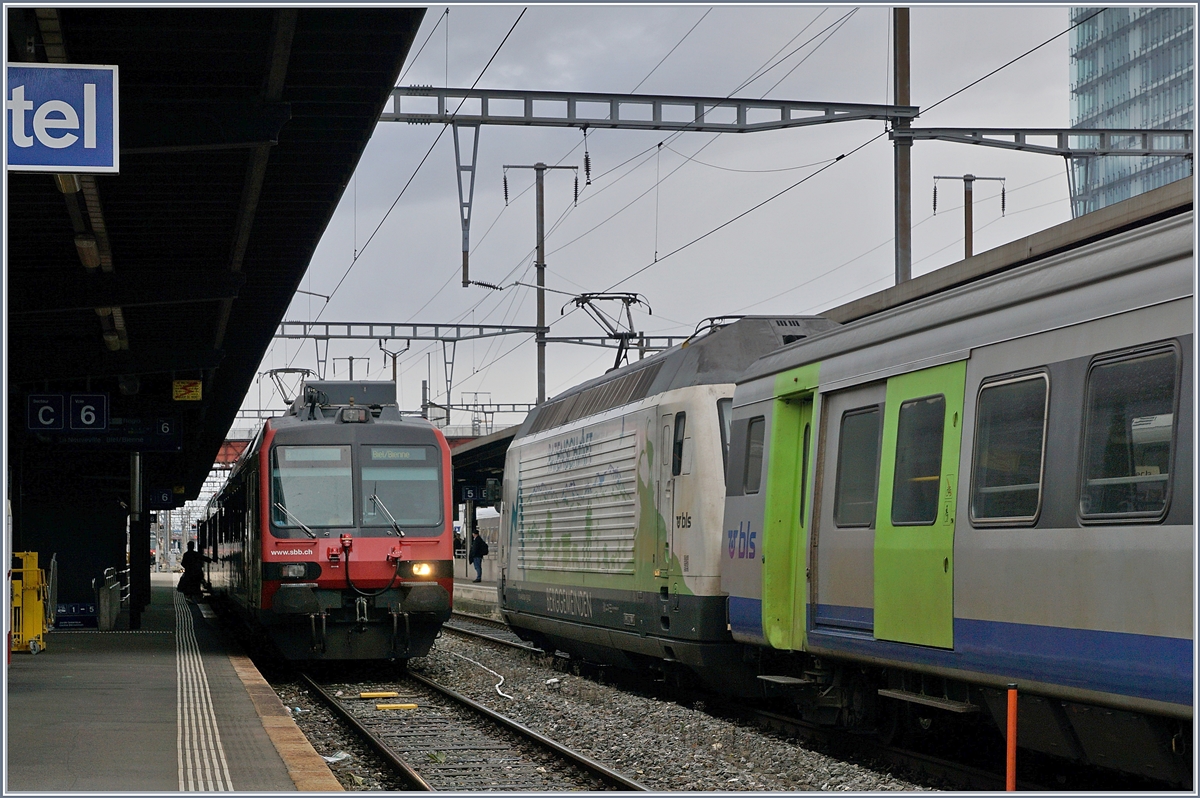 Ein SBB RBDe 560  Domino  im Einstatz auf der Strecke nach Biel/bienne beim Wenden in Neuchâtel. Im Hintergrund eine BLS Re 465 im RE Einsatz.

5. Nov. 2019